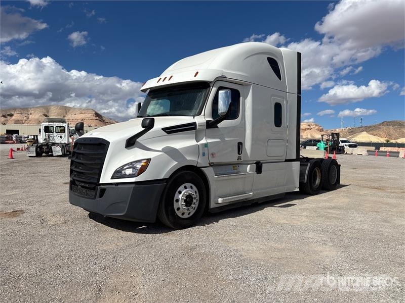 Freightliner Cascadia 126 6x4 T/A Sleeper Truck Tractor Тягачі
