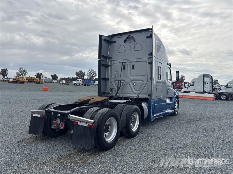 Freightliner Cascadia 126 6x4 T/A Sleeper Truck Tractor Тягачі