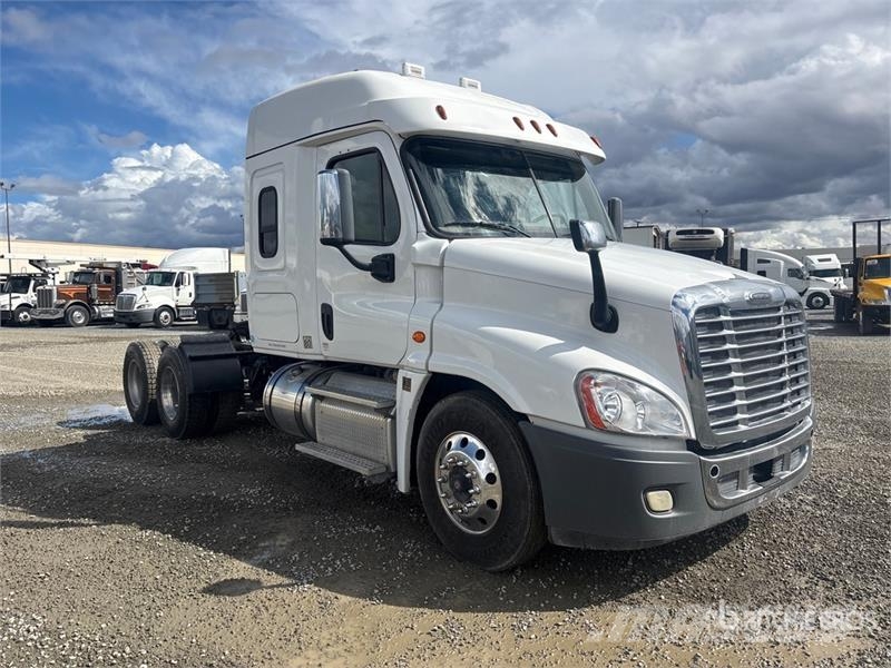 Freightliner Cascadia 125 6x2 T/A Sleeper Truck Tractor Седельные тягачи