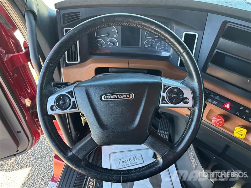 Freightliner Cascadia 126 6x4 T/A Sleeper Truck Tractor Тягачі