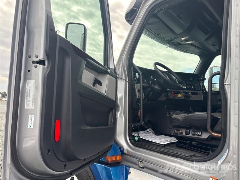 Freightliner Cascadia 126 6x4 T/A Sleeper Truck Tractor Тягачі