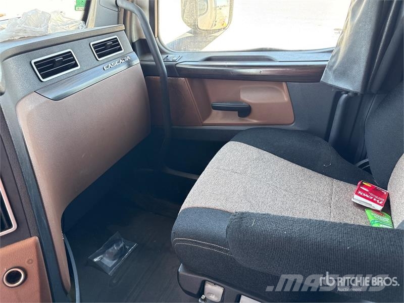 Freightliner Cascadia 126 6x4 T/A Sleeper Truck Tractor وحدات الجر