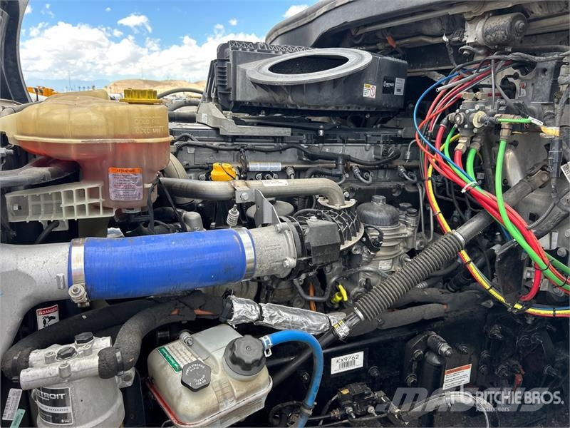 Freightliner Cascadia 126 6x4 T/A Sleeper Truck Tractor Тягачі