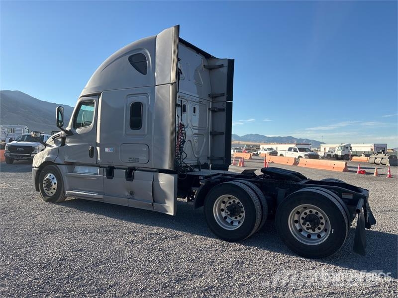 Freightliner Cascadia 126 T/A Sleeper Truck Tractor Tegljači