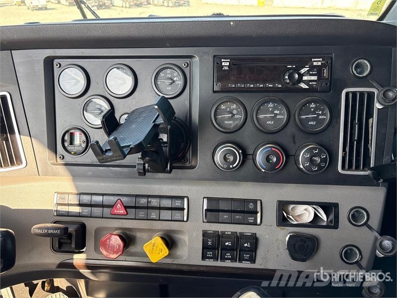 Freightliner Cascadia 126 6x4 T/A Sleeper Truck Tractor Vilcēji