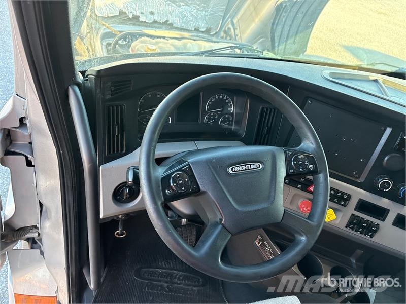 Freightliner Cascadia 126 T/A Sleeper Truck Tractor Tegljači