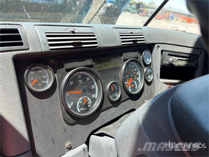 Freightliner Cascadia 125 6x4 T/A Sleeper Truck Tractor Vlačilci