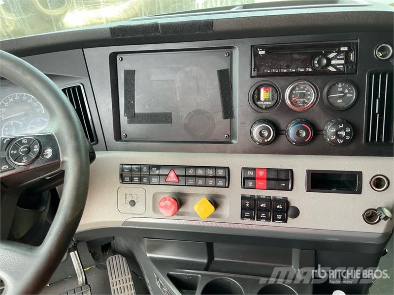 Freightliner Cascadia 126 6x4 T/A Sleeper Truck Tractor Vlačilci