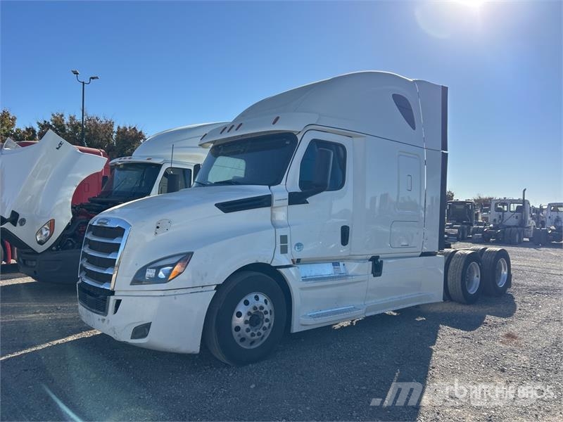 Freightliner Cascadia 126 6x4 T/A Sleeper Truck Tractor (Inoper Тягачі