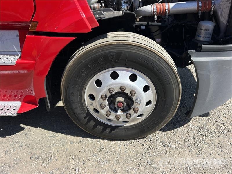 Freightliner Cascadia 126 T/A Sleeper Truck Tractor Tractor Units
