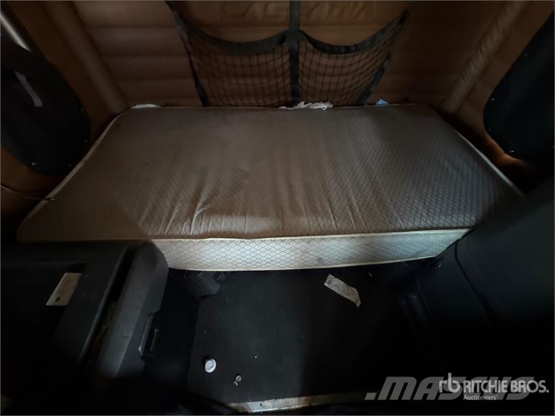 Freightliner Cascadia 126 6x4 T/A Sleeper Truck Tractor وحدات الجر