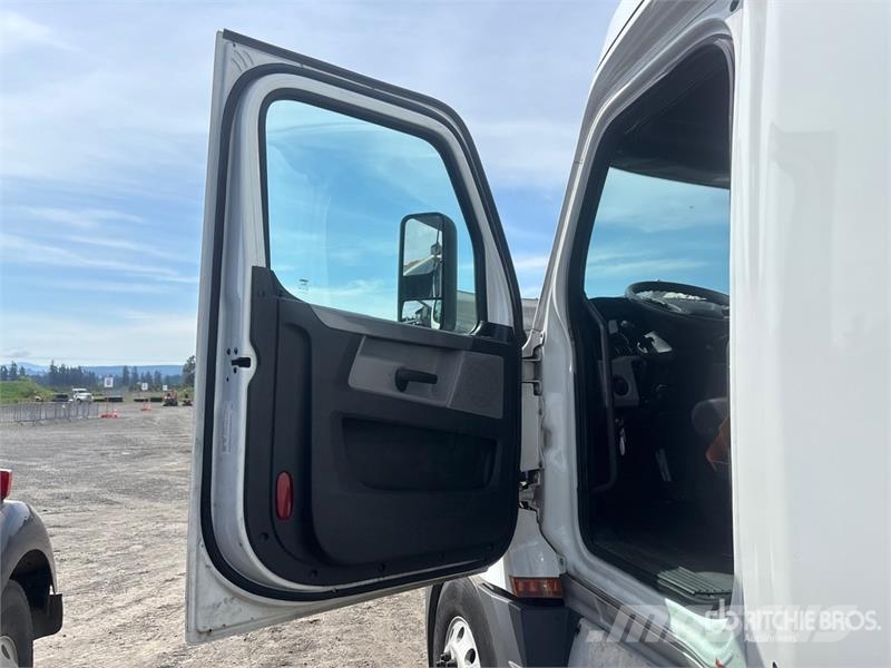 Freightliner Cascadia 126 6x4 T/A Sleeper Truck Tractor Vilcēji