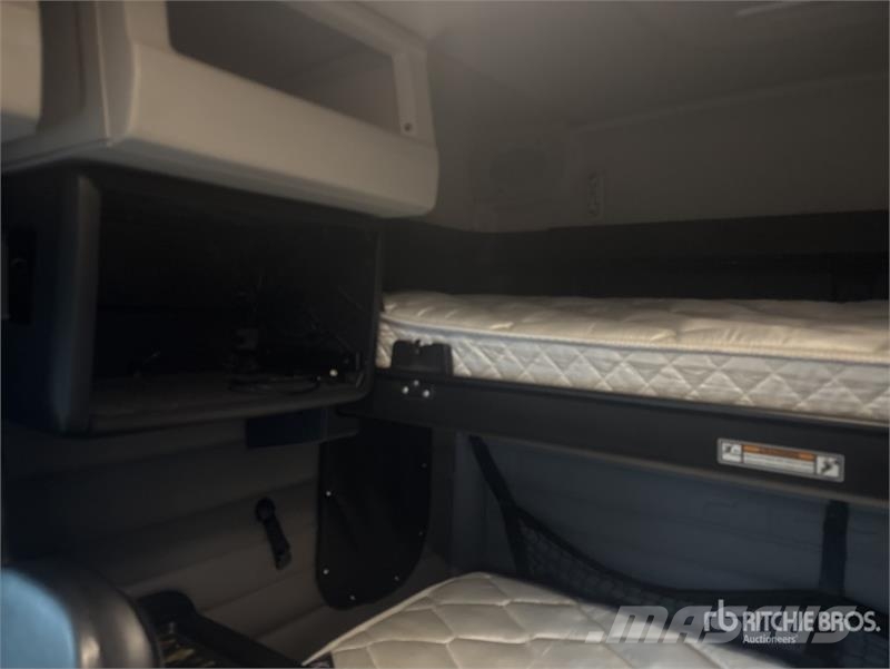 Freightliner Cascadia 126 8x4 Tri/A Sleeper Truck Tractor Trekkvogner