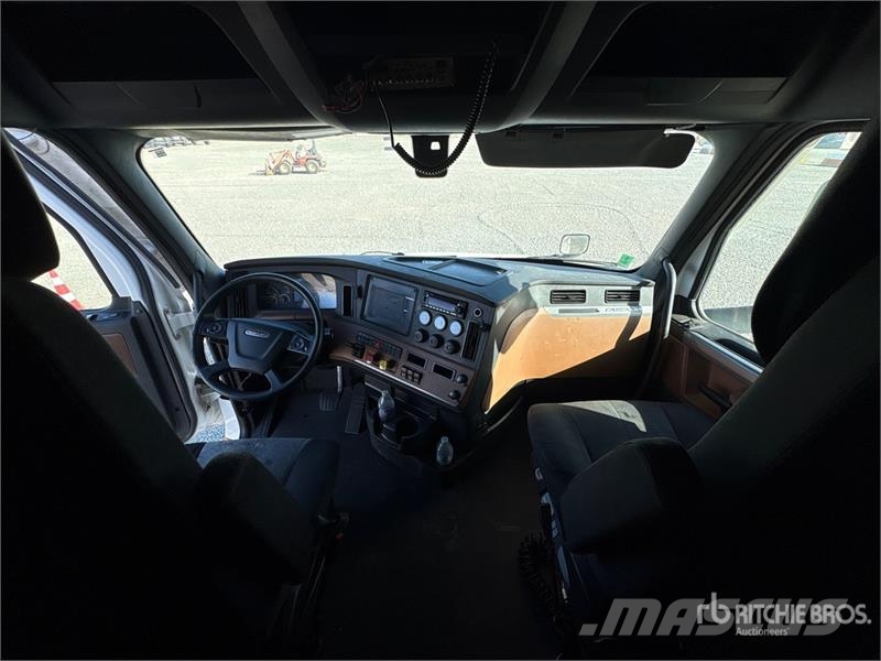 Freightliner Cascadia 126 6x4 T/A Sleeper Truck Tractor Vetopöytäautot