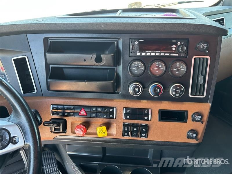 Freightliner Cascadia 126 6x4 T/A Sleeper Truck Tractor Тягачі