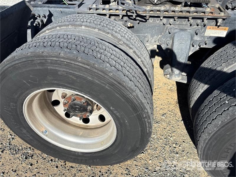 Freightliner Cascadia 126 6x4 T/A Sleeper Truck Tractor Седельные тягачи
