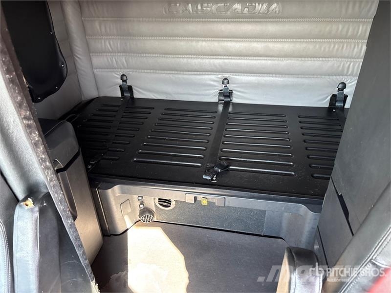 Freightliner Cascadia 126 6x4 T/A Sleeper Truck Tractor Тягачі