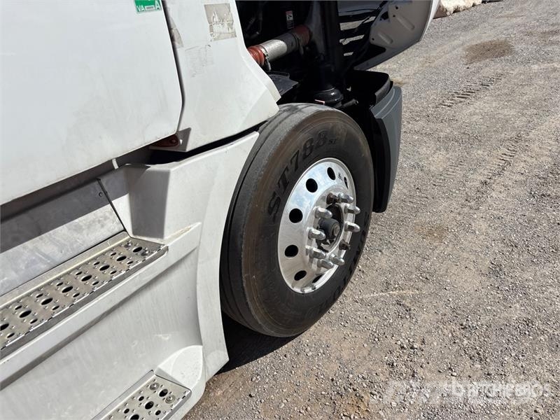 Freightliner Cascadia 126 6x4 T/A Sleeper Truck Tractor Тягачі