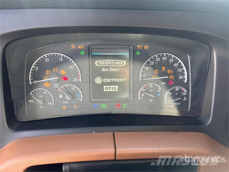 Freightliner Cascadia 126 6x4 T/A Sleeper Truck Tractor Sattelzugmaschinen