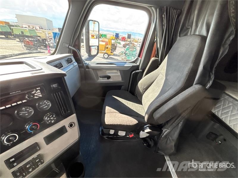 Freightliner Cascadia 126 6x4 T/A Sleeper Truck Tractor Tractores (camiões)