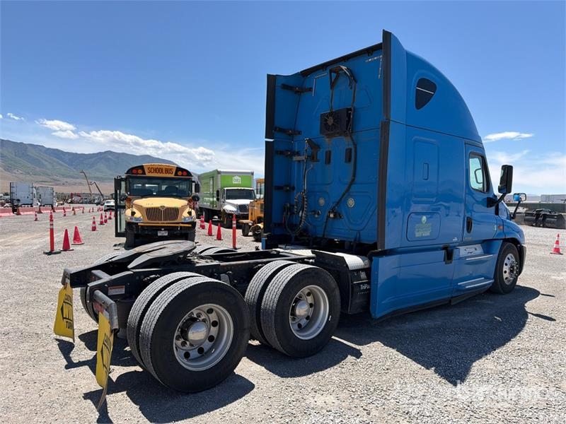 Freightliner Cascadia 125 6x4 T/A Sleeper Truck Tractor Vlačilci