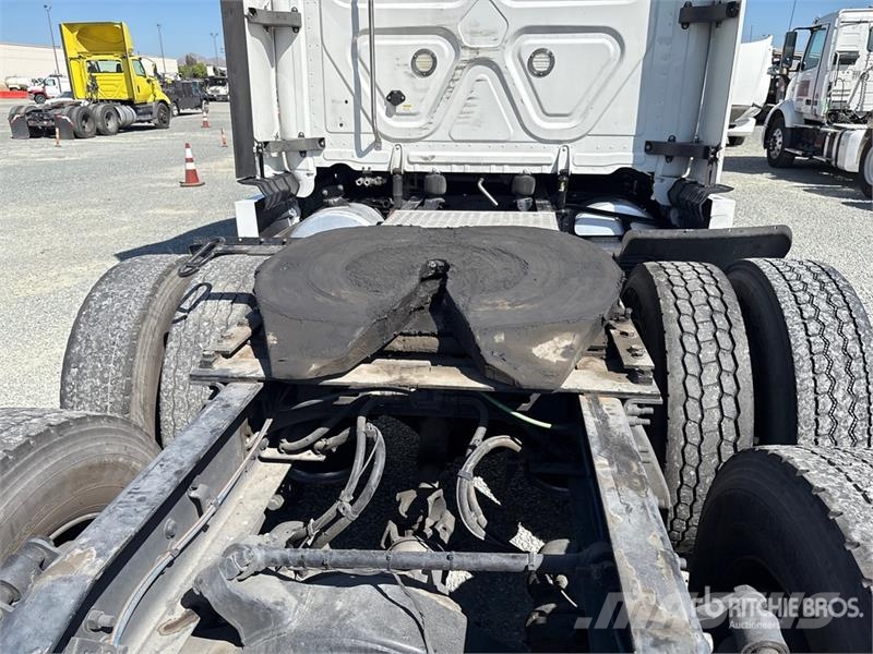 Freightliner Cascadia 126 6x4 T/A Sleeper Truck Tractor Nyergesvontatók