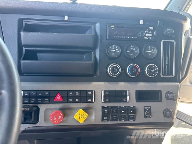 Freightliner Cascadia 126 6x4 T/A Sleeper Truck Tractor Vilcēji