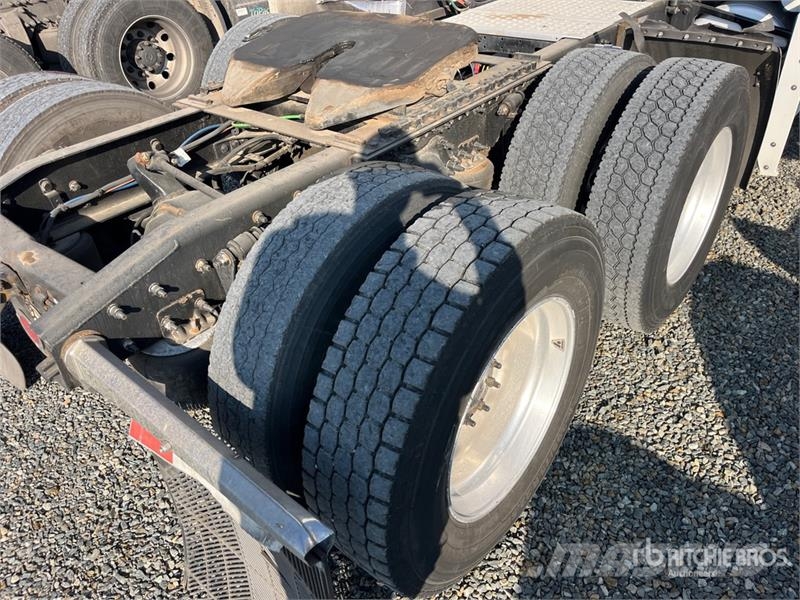 Freightliner Cascadia 125 6x4 T/A Sleeper Truck Tractor Тягачі