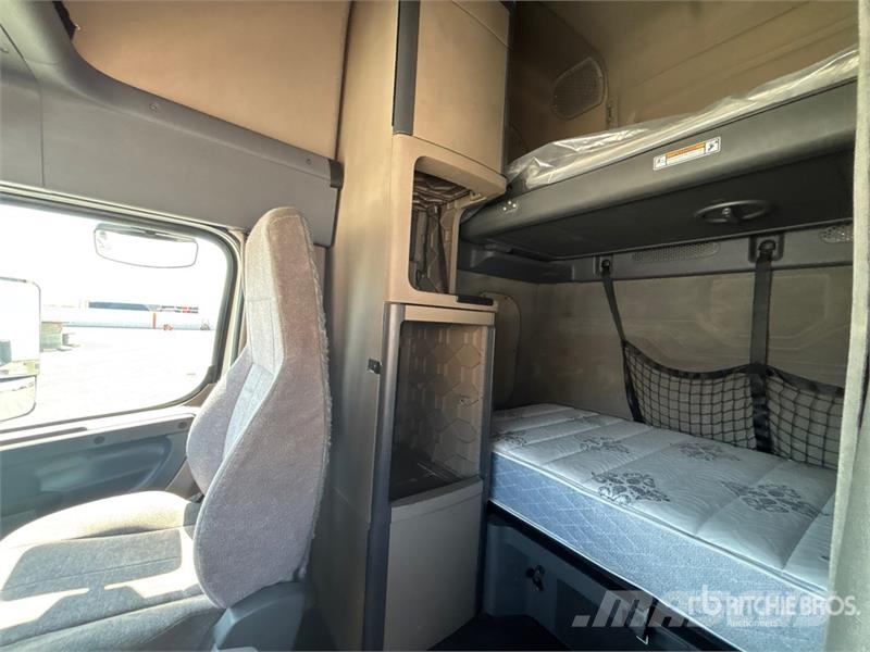Freightliner Cascadia 125 6x4 T/A Sleeper Truck Tractor Тягачі