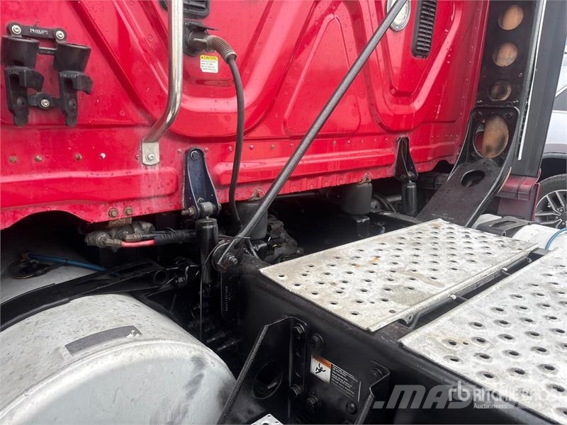 Freightliner Cascadia 125 8x4 Tri/A Day Cab Truck Tractor Vilcēji