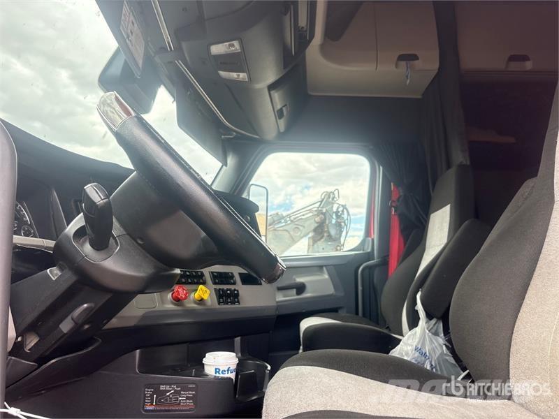 Freightliner Cascadia 126 6x4 T/A Sleeper Truck Tractor Nyergesvontatók
