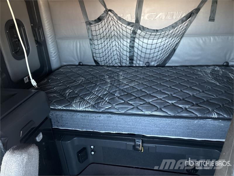 Freightliner Cascadia 126 6x4 T/A Sleeper Truck Tractor 트랙터 유닛