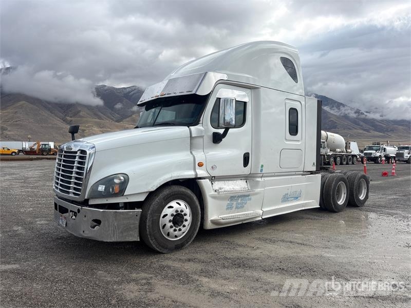 Freightliner Cascadia 125 6x4 T/A Sleeper Truck Tractor Тягачі
