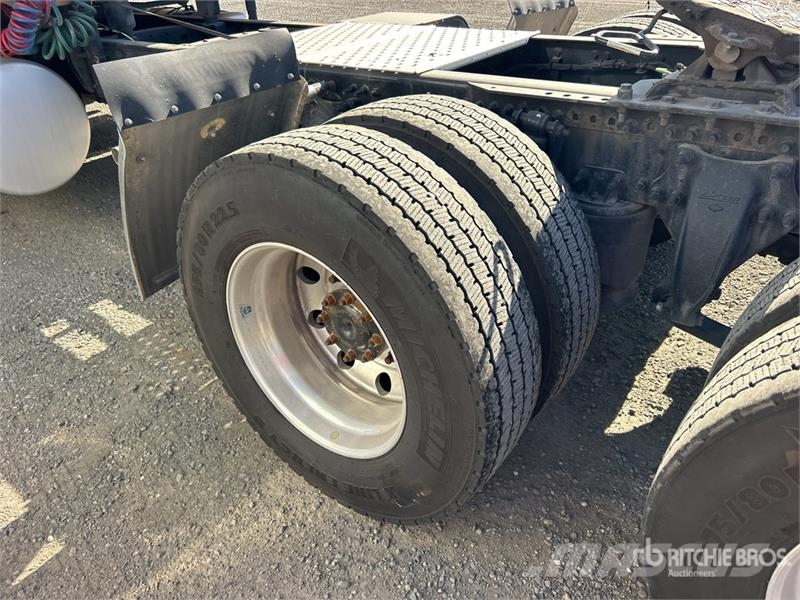 Freightliner Cascadia 126 6x4 T/A Sleeper Truck Tractor Sattelzugmaschinen