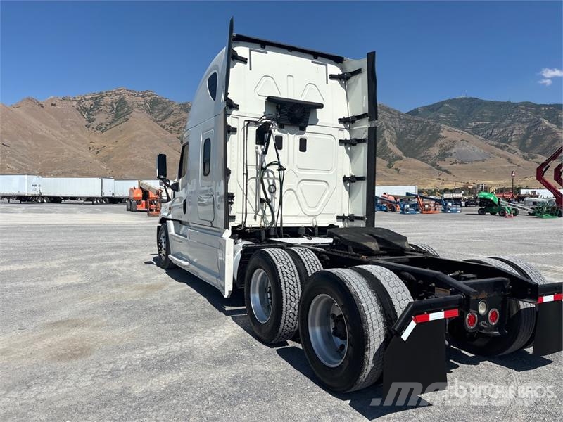 Freightliner Cascadia 125 6x4 T/A Sleeper Truck Tractor Тягачі