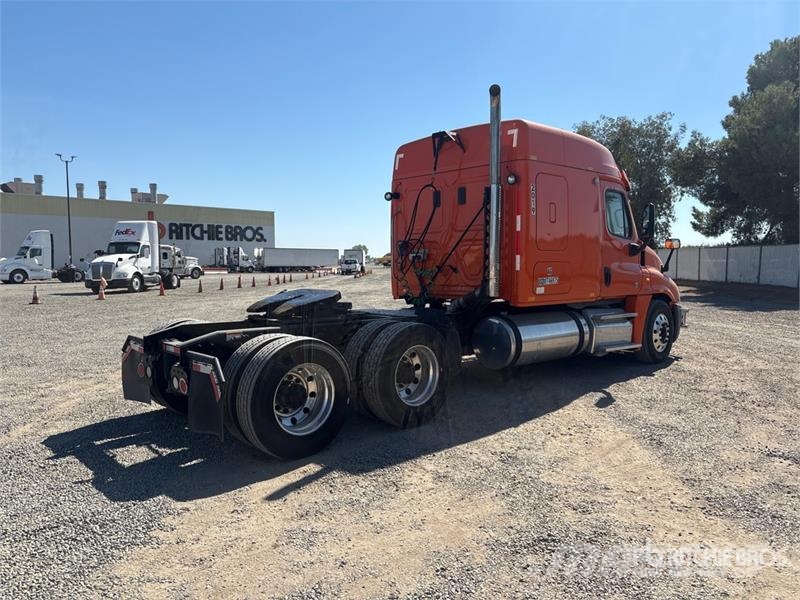 Freightliner Cascadia 125 6x4 T/A Sleeper Truck Tractor Vlačilci