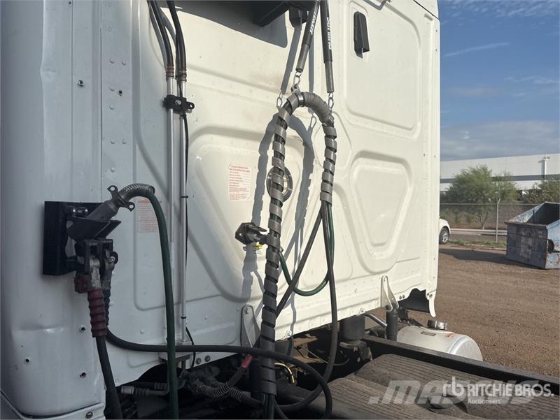 Freightliner Cascadia 126 6x4 T/A Sleeper Truck Tractor 牵引车