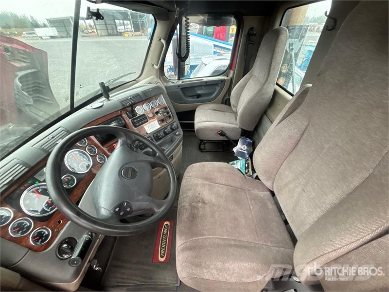 Freightliner Cascadia 125 8x4 Tri/A Day Cab Truck Tractor Vilcēji
