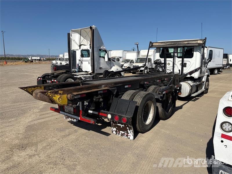 Freightliner Cascadia 125 6x4 Roll-Off Truck (Inoperable) شاحنات لوادر