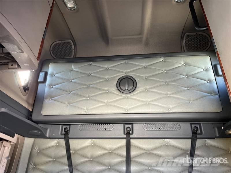 Freightliner Cascadia 125 6x4 T/A Sleeper Truck Tractor Тягачі