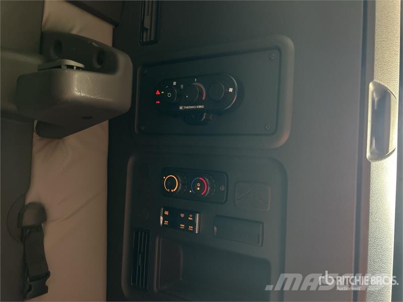 Freightliner Cascadia 126 6x4 T/A Sleeper Truck Tractor Sattelzugmaschinen