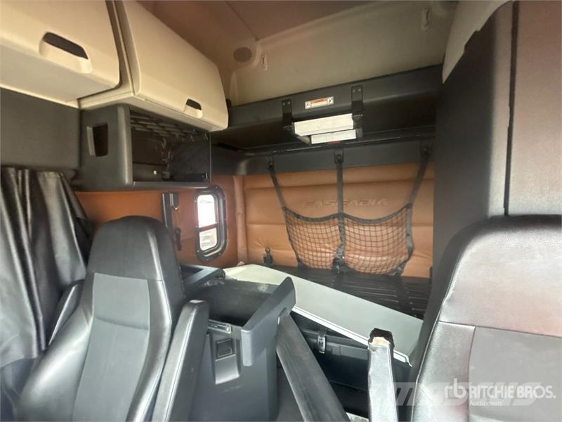 Freightliner Cascadia 126 6x4 T/A Sleeper Truck Tractor (Inoper Nyergesvontatók