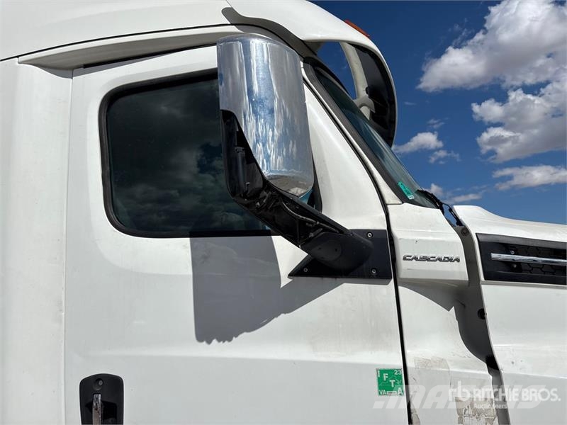 Freightliner Cascadia 126 6x4 T/A Sleeper Truck Tractor Тягачі