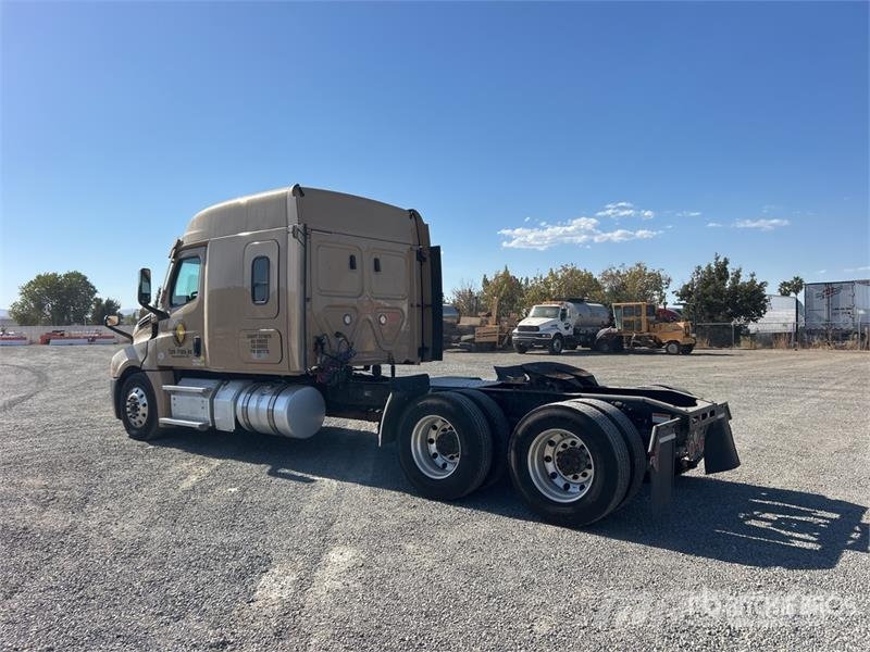 Freightliner Cascadia 126 6x4 T/A Sleeper Truck Tractor Sattelzugmaschinen
