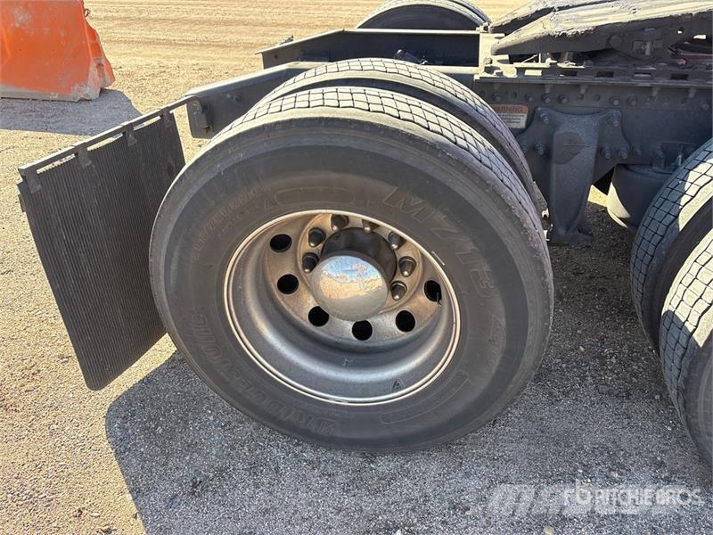 Freightliner Cascadia 126 6x4 T/A Sleeper Truck Tractor Vilcēji