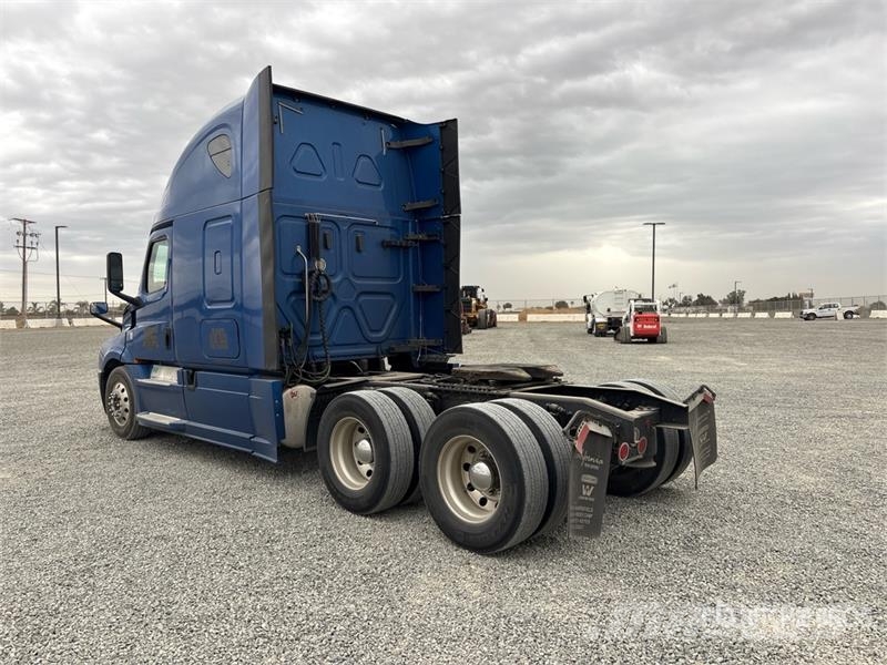 Freightliner Cascadia 126 6x4 T/A Sleeper Truck Tractor 中古トラクターヘッド | トレーラーヘッド