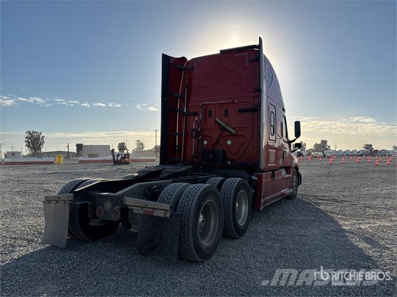 Freightliner Cascadia 126 6x4 T/A Sleeper Truck Tractor Nyergesvontatók