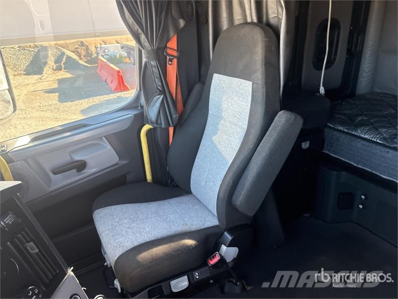 Freightliner Cascadia 126 6x4 T/A Sleeper Truck Tractor 트랙터 유닛