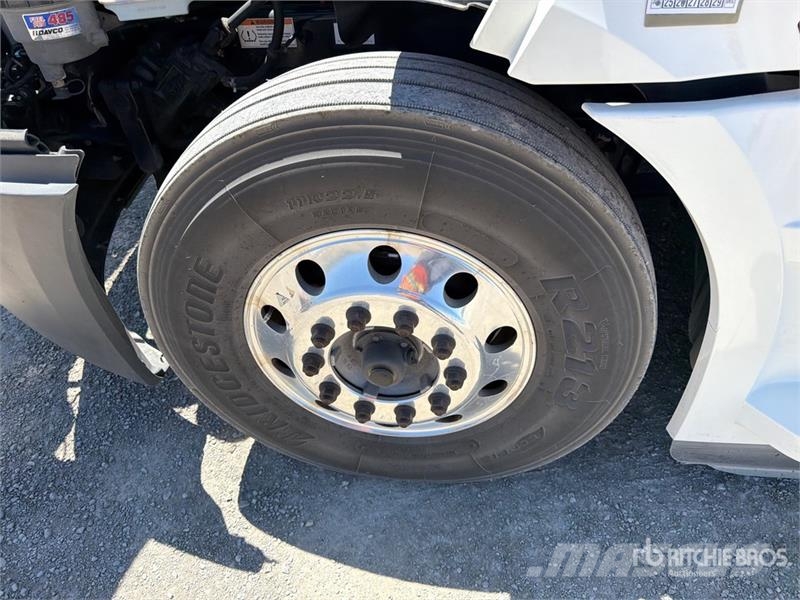 Freightliner Cascadia 126 6x4 T/A Sleeper Truck Tractor Sattelzugmaschinen