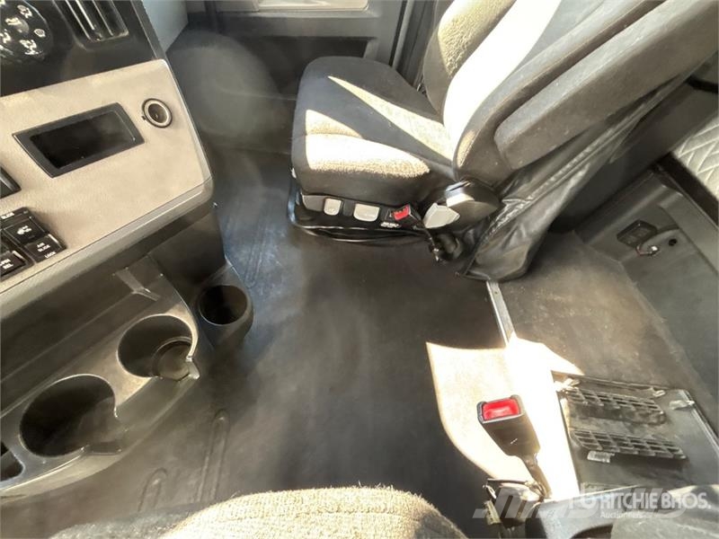 Freightliner Cascadia 126 6x4 T/A Sleeper Truck Tractor Tractores (camiões)